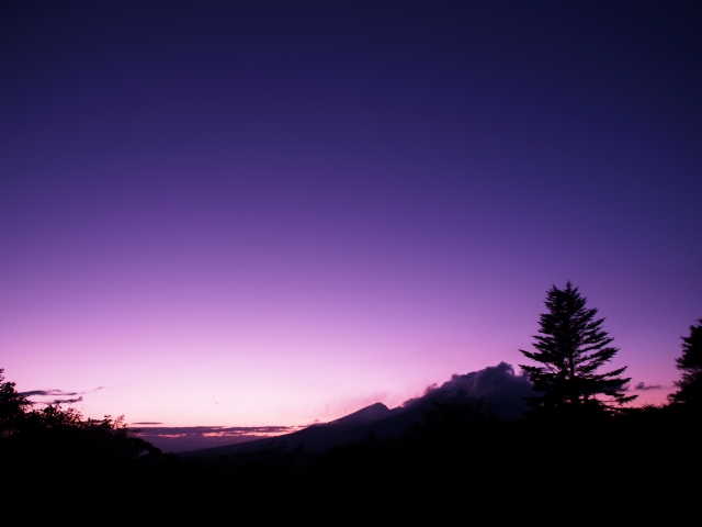 紫色に輝く夕日