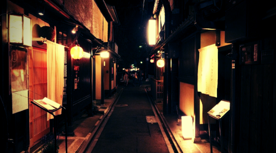 京都の裏通りに並ぶ店の灯り