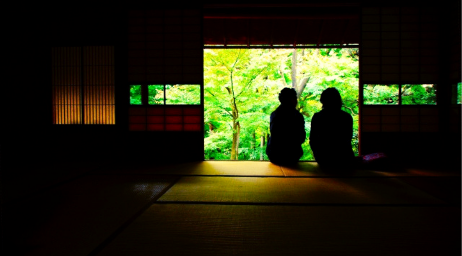 日本庭園が見える和室で語り合う人影