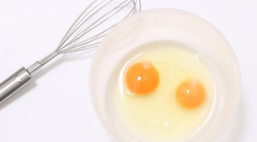 泡立て器と生卵