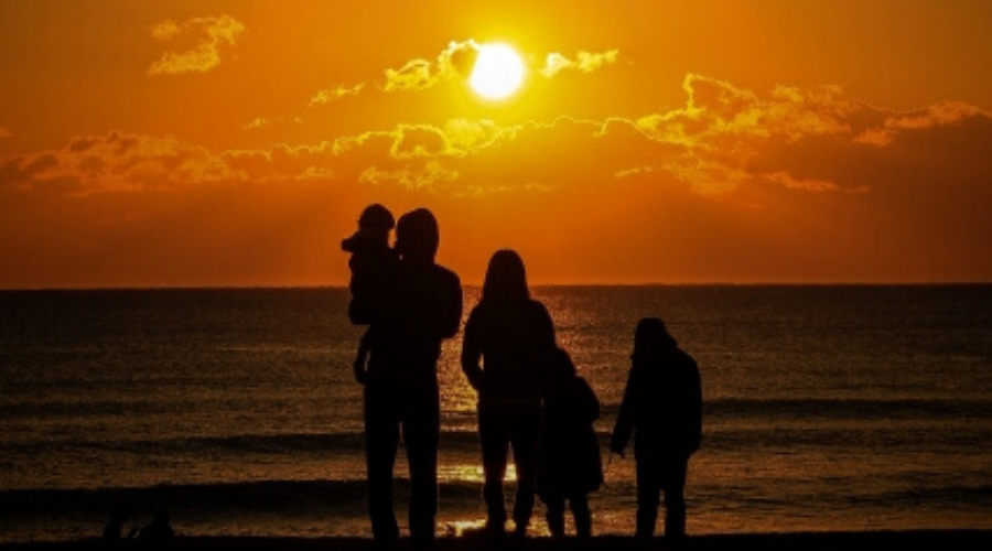 夕日を眺める家族